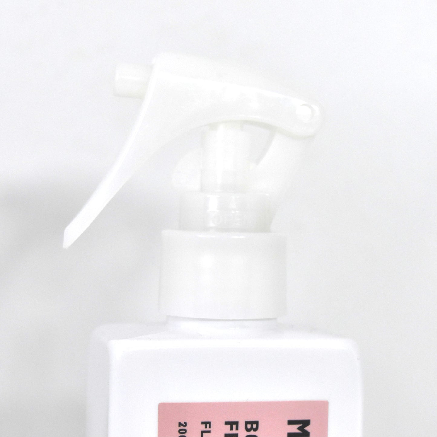 【モノアース】ボタニカル ボディフレグランスウォーター／フローラルロックローズの香り 200mL <ボディスプレー>